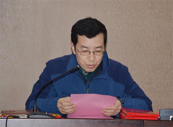 副经理李宝华宣读表彰文件.jpg 副经理李宝华宣读表彰文件.jpg