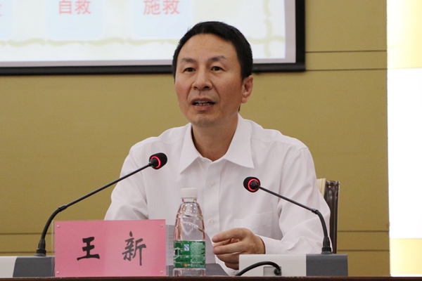 副经理王新主持报告会.jpg 副经理王新主持报告会.jpg