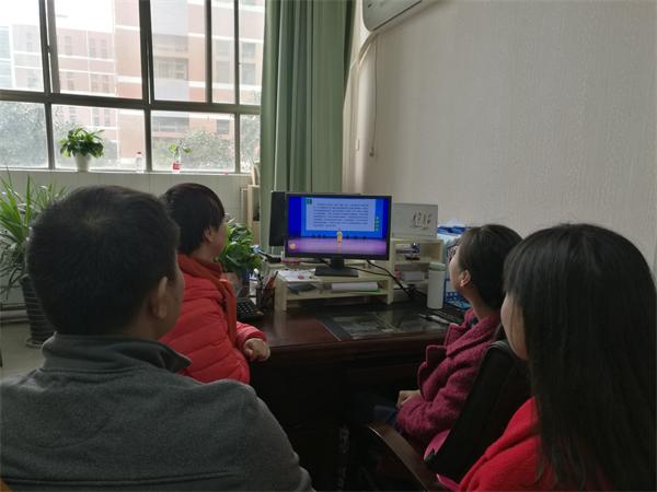 公司组织收看辅导员技能大赛.JPG 公司组织收看辅导员技能大赛.JPG