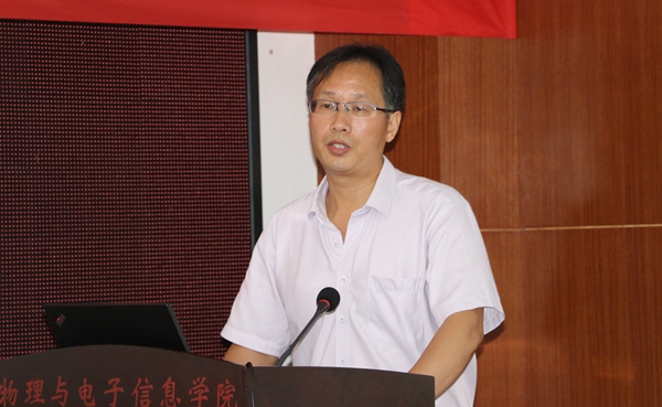 经理张长森主持会议并代表学院作自评汇报.jpg 经理张长森主持会议并代表学院作自评汇报.jpg