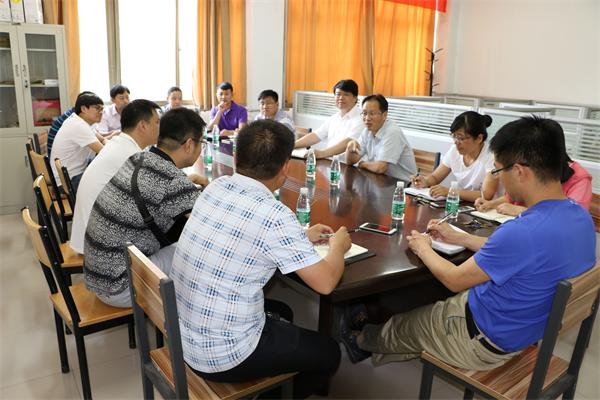 董事长助理孟钟剑与英国正版365官方网站教师代表亲切座谈.JPG 董事长助理孟钟剑与英国正版365官方网站教师代表亲切座谈.JPG